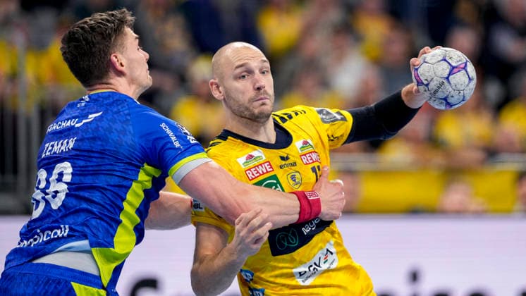 v.li.: Stepan Zeman (VfL, 66), Lukas Sandell (RNL, 11), Zweikampf, Spielszene, Duell, duel, tackle, tackling, Dynamik, Action, Aktion, 11.12.2025, Mannheim (Deutschland), Handball, Bundesliga, Rhein-Neckar Löwen - VfL Gummersbach