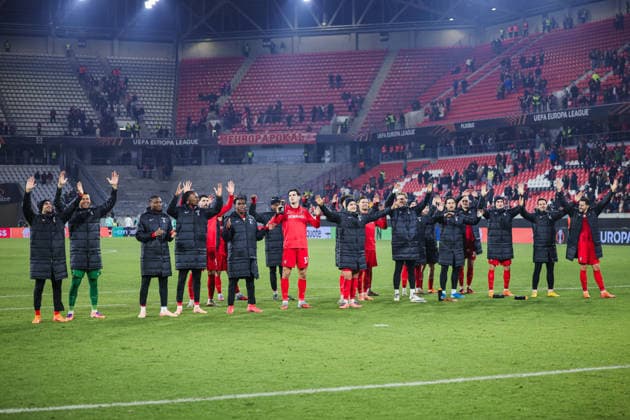 11.12.2025, xhettx, Fussball UEFA Europa League, SC Freiburg - RB Salzburg v.l. Die Spieler von Freiburg vor den Fans (DFL DFB REGULATIONS PROHIBIT ANY USE OF PHOTOGRAPHS as IMAGE SEQUENCES and or QUASI-VIDEO) Freiburg