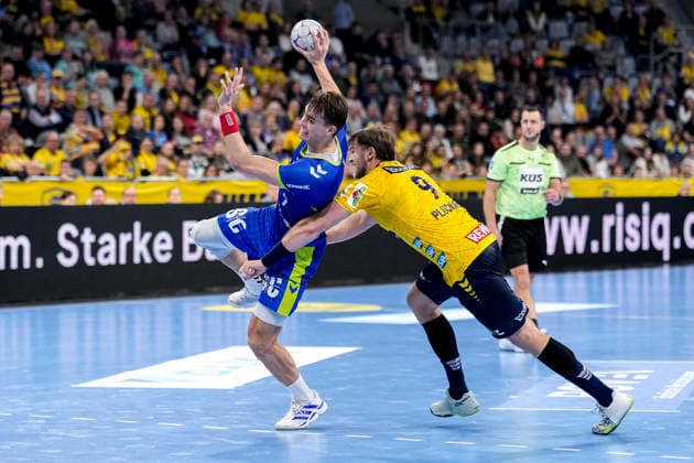 v.li.: Julian Köster (VfL, 7), Steven Plucnar Jacobsen (RNL, 9), Zweikampf, Spielszene, Duell, duel, tackle, tackling, Dynamik, Action, Aktion, 11.12.2025, Mannheim (Deutschland), Handball, Bundesliga, Rhein-Neckar Löwen - VfL Gummersbach
