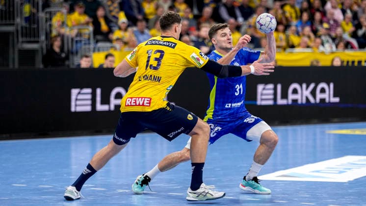 v.li.: Sebastian Heymann (RNL, 13), Kay Smits (VfL, 31), Zweikampf, Spielszene, Duell, duel, tackle, tackling, Dynamik, Action, Aktion, 11.12.2025, Mannheim (Deutschland), Handball, Bundesliga, Rhein-Neckar Löwen - VfL Gummersbach