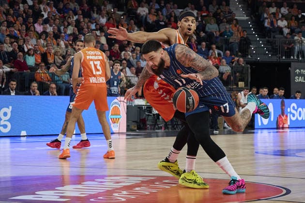 Valencia Basket v Anadolu Efes - Euroleague VALENCIA, SPAIN - DECEMBER 11: Valencia s Matthew Costello in action against Anadolu Efes Vincent Poirier during the EuroLeague match between Valencia and Anadolu Efes in Valencia, Spain, on December 11, 2025. Pablo Morano Anadolu Valencia Spain. Editorial use only. Please get in touch for any other usage.  Copyright: x2025xAnadoluxPabloxMoranox