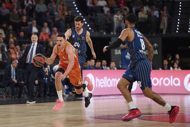 Valencia Basket v Anadolu Efes - Euroleague VALENCIA, SPAIN - DECEMBER 11: Valencia s Darius Thompson in action against Anadolu Efes Nick Weiler-Babb during the EuroLeague match between Valencia and Anadolu Efes in Valencia, Spain, on December 11, 2025. Pablo Morano Anadolu Valencia Spain. Editorial use only. Please get in touch for any other usage.  Copyright: x2025xAnadoluxPabloxMoranox