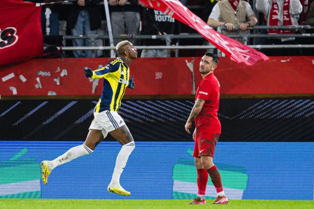 251211 Talisca of Fenerbahce celebrates after scoring the 0-2 goal while Niklas Castro of Brann looks dejected during the UEFA Europa League football match between Brann and Fenerbache on December 11, 2025 in Bergen. Photo: Marius Simensen BILDBYRAN COP 238 MM0053 bbeng brann depp fenerbache football fotball fotboll jubel soccer uefa europa league Copyright: MARIUSxSIMENSEN BB251211ZJ034