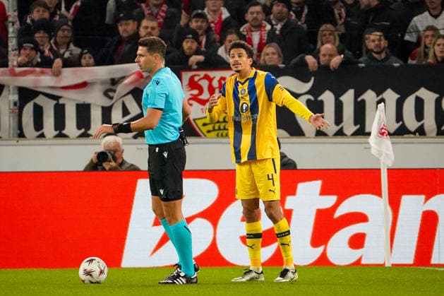 Fussball UEFA Europa League 2025 26, 6. Spieltag - VfB Stuttgart vs Maccabi Tel Aviv FC - Arena Stuttgart (Deutschland): Heitor (Maccabi Tel Aviv, 4) und Schiedsrichter Marian Barbu (ROU) Stuttgart Baden-Württemberg Deutschland Copyright: xJOERANxSTEINSIEKx