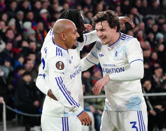 11.12.2025 Basel St.Jakob-Park Fussball Herren Saison 20215 2026 Europa League FC Basel - Aston Villa 1:2 Bild : Torjubel Donyell Malen - Victor Lindeloef (r.) (Aston Villa) Aktion Jubel Torjubel