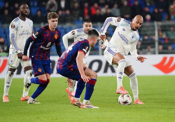 11.12.2025 Basel St.Jakob-Park Fussball Herren Saison 20215 2026 Europa League FC Basel - Aston Villa 1:2 Bild : Donyell Malen (r.) (Aston Villa) Aktion