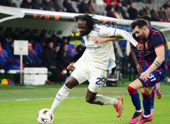 11.12.2025 Basel St.Jakob-Park Fussball Herren Saison 20215 2026 Europa League FC Basel - Aston Villa 1:2 Bild : Torschuetze Evann Guessand (Aston Villa) gegen Dominik Schmid (FC Basel) (r.) Aktion Zweikampf