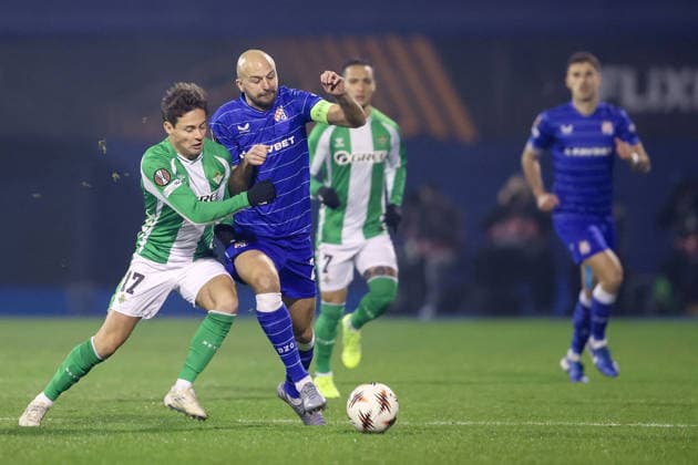 (251212) -- ZAGREB, Dec. 12, 2025 -- Rodrigo Riquelme (L) of Real Betis and Josip Misic of Dinamo compete for the ball during the UEFA Europa League 2025 26 League Phase match between GNK Dinamo and Real Betis in Zagreb, Croatia, on Dec. 11, 2025. ( PIXSELL via Xinhua) (SP)CROATIA-ZAGREB-UEFA-EUROPA LEAGUE-GNK DINAMO VS REAL BETIS SanjinxStrukic 