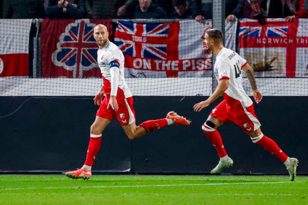 UEFA Europa League 2025 26 League Phase MD6 - FC Utrecht vs Nottingham Forest FC, Netherlands Mike van der Hoorn of FC Utrecht celebrates with teammates after scoring his teams first goa during the UEFA Europa League 2025 26 League Phase MD6 match between FC Utrecht and Nottingham Forest FC at the Stadion Galgenwaard in Utrecht, Netherlands, December 11, 2025. Utrecht Netherlands  Copyright: xMatrixxImagesx xWartxBrinkerhofx