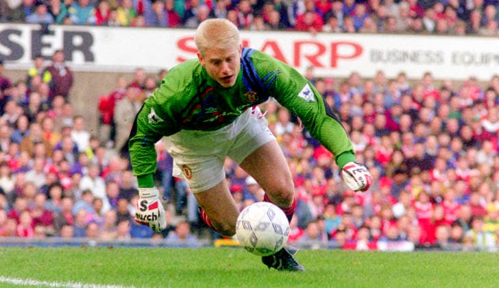 930417 Football, English Premier League 1992-1993, Manchester United, ManU - Chelsea 3-0: Manchester Uniteds goalkeeper Peter Schmeichel makes a save. Photo: BILDBYRAN D165_08 D165_08 scanx football soccer fotboll Premier League england Manchester United Chelsea 1993 season 1992-1993 1992-93 1992 93 92 93 92-93 dia bbeng april 17 1993 *** 930417 Football, English Premier League 1992 1993, Manchester United Chelsea 3 0 Manchester United goalkeeper Peter Schmeichel makes a save Photo BILDBYRAN D165 08 D165 08 scanx football soccer fotboll Premier League england Manchester United Chelsea 1993 season 1992 1993 1992 93 1992 93 92 93 92 93 dia bbeng april 17 1993  Copyright: BILDBYRAN BB930417BB023