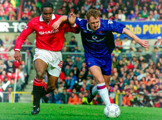 930417 Football, English Premier League 1992-1993, Manchester United, ManU - Chelsea 3-0: Manchester Uniteds Paul Ince against Chelseas Steve Livingstone. Photo: BILDBYRAN D165_08 D165_08 scanx football soccer fotboll Premier League england Manchester United Chelsea 1993 season 1992-1993 1992-93 1992 93 92 93 92-93 dia bbeng april 17 1993 Copyright: BILDBYRAN BB930417BB028