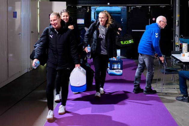 Handball, Frauen WM, Halbfinale: Frankreich - Deutschland Jenny Behrend (Deutschland), Marie Steffen (Deutschland), Annika Lott (Deutschland) bei der Ankunft Rotterdam Ahoy Niederlande