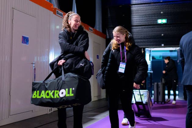 Handball, Frauen WM, Halbfinale: Frankreich - Deutschland Torhueterin Sarah Wachter (Deutschland), Nina Engel (Deutschland) bei der Ankunft Rotterdam Ahoy Niederlande