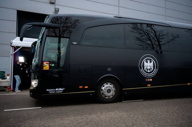 Handball, Frauen WM, Halbfinale: Frankreich - Deutschland Teambus Deutschland Rotterdam Ahoy Niederlande