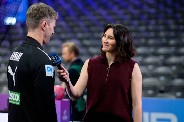 Handball, Frauen WM, Halbfinale: Frankreich - Deutschland Maike Elger interviewt Trainer Markus Gaugisch (Deutschland) Rotterdam Ahoy Niederlande