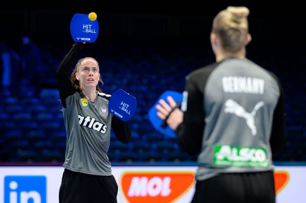 Handball, Frauen WM, Halbfinale: Frankreich - Deutschland Torhueterin Katharina Filter (Deutschland) und Torhueterin Katharina Filter (Deutschland) beim Warmup mit dem Hut Ball Rotterdam Ahoy Niederlande