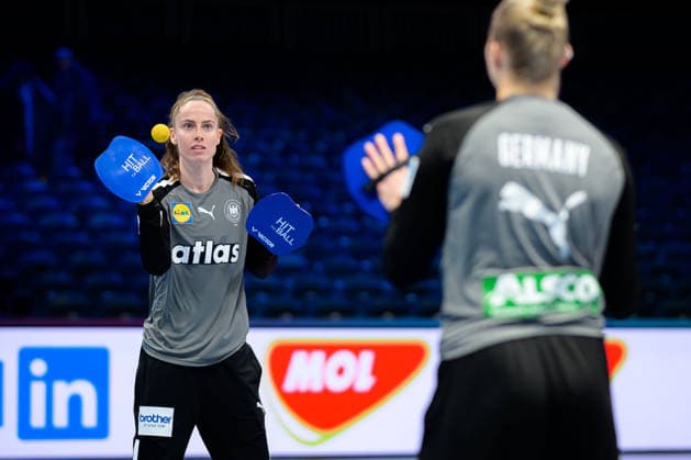 Handball, Frauen WM, Halbfinale: Frankreich - Deutschland Torhueterin Katharina Filter (Deutschland) und Torhueterin Katharina Filter (Deutschland) beim Warmup mit dem Hut Ball Rotterdam Ahoy Niederlande