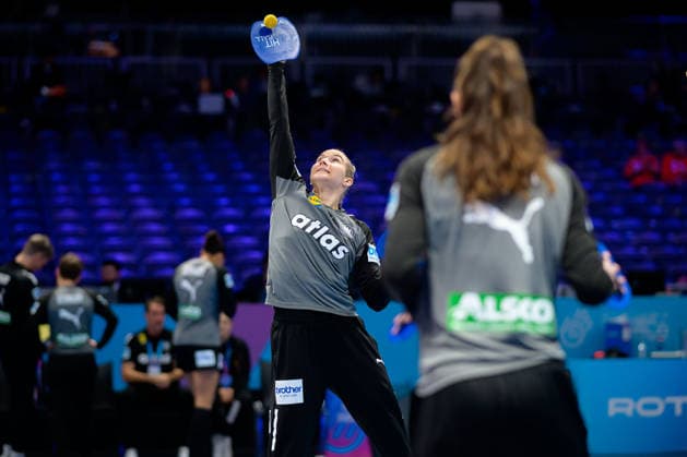 Handball, Frauen WM, Halbfinale: Frankreich - Deutschland Torhueterin Katharina Filter (Deutschland) und Torhueterin Katharina Filter (Deutschland) beim Warmup mit dem Hut Ball Rotterdam Ahoy Niederlande
