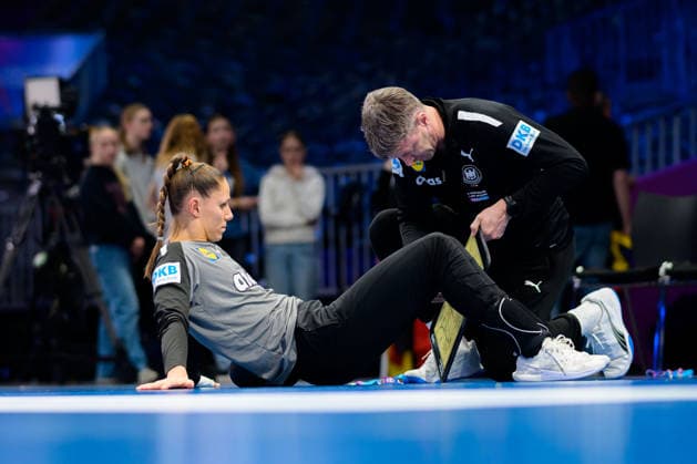 Handball, Frauen WM, Halbfinale: Frankreich - Deutschland Xenia Smits (Deutschland), Trainer Markus Gaugisch (Deutschland) Rotterdam Ahoy Niederlande