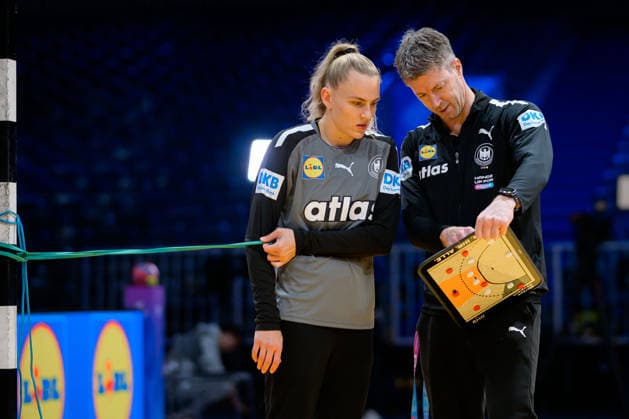 Handball, Frauen WM, Halbfinale: Frankreich - Deutschland Trainer Markus Gaugisch (Deutschland) erklärt Annika Lott (Deutschland) einen Spielzug auf der Taktiktafel Rotterdam Ahoy Niederlande