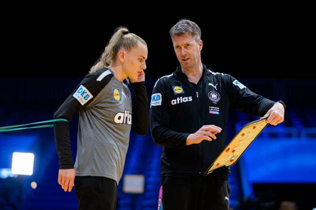 Handball, Frauen WM, Halbfinale: Frankreich - Deutschland Trainer Markus Gaugisch (Deutschland) Rotterdam Ahoy Niederlande