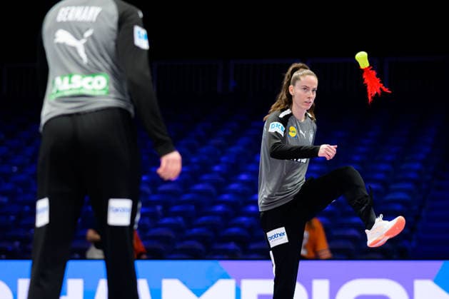 Handball, Frauen WM, Halbfinale: Frankreich - Deutschland Torhueterin Sarah Wachter (Deutschland) Rotterdam Ahoy Niederlande