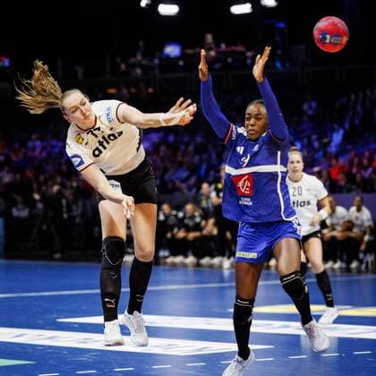 ROTTERDAM - Viola Leuchter (GER) and Onacia Ondono (FRA) in action during Germany s semi-final match against France at the World Handball Championship. ANP IRIS VAN DEN BROEK xVIxANPxSportx xxANPxIVx 544675417 originalFilename: 544675417.jpg