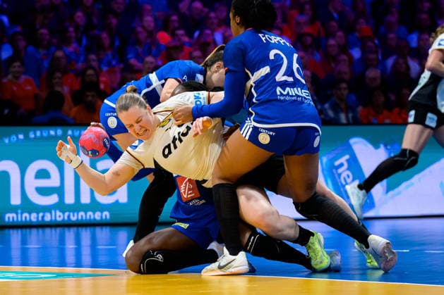 Handball, Frauen WM, Halbfinale: Frankreich - Deutschland v. li. im Zweikampf Pauletta Foppa (Frankreich) und Lisa Antl (Deutschland) Rotterdam Ahoy Niederlande