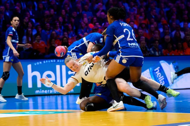 Handball, Frauen WM, Halbfinale: Frankreich - Deutschland Lisa Antl (Deutschland), Pauletta Foppa (Frankreich) Rotterdam Ahoy Niederlande