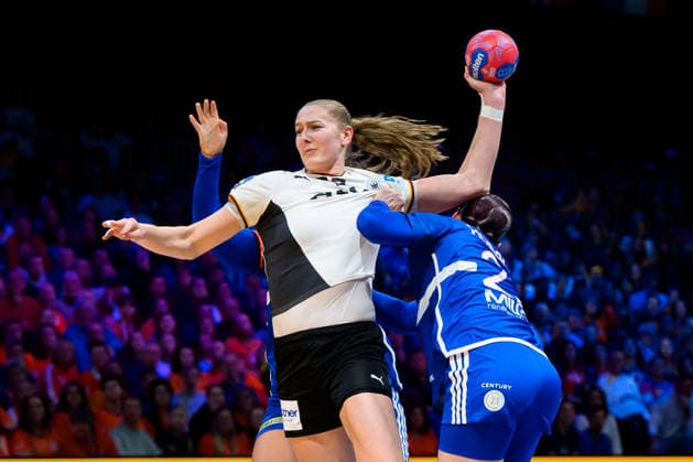 Handball, Frauen WM, Halbfinale: Frankreich - Deutschland Viola Leuchter (Deutschland), Tamara Horacek (Frankreich) Rotterdam Ahoy Niederlande