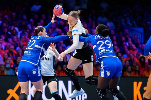 Handball, Frauen WM, Halbfinale: Frankreich - Deutschland v.li. Tamara Horacek (Frankreich), Nieke Kühne Kuehne (Deutschland), Oriane Ondono (Frankreich) Rotterdam Ahoy Niederlande