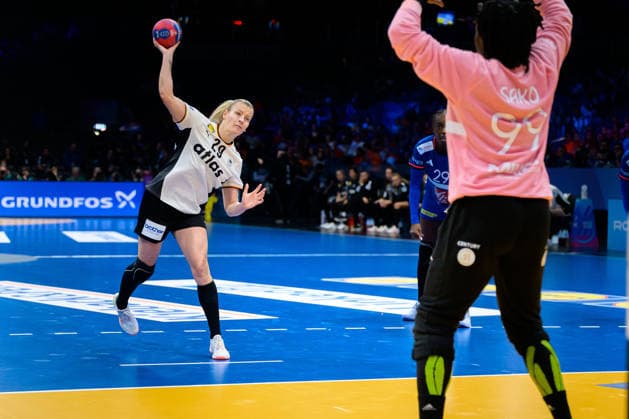 Handball, Frauen WM, Halbfinale: Frankreich - Deutschland Antje Döll Doell (Deutschland), Hatadou Sako (Frankreich) Rotterdam Ahoy Niederlande