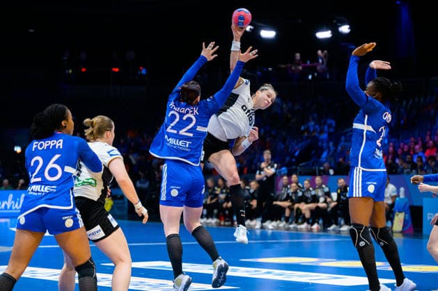 Handball, Frauen WM, Halbfinale: Frankreich - Deutschland v.li. Pauletta Foppa (Frankreich), Lisa Antl (Deutschland), Tamara Horacek (Frankreich), Emily Vogel (Deutschland) Rotterdam Ahoy Niederlande