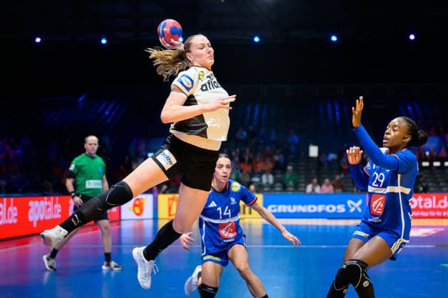 Handball, Frauen WM, Halbfinale: Frankreich - Deutschland Viola Leuchter (Deutschland), Oriane Ondono (Frankreich) Rotterdam Ahoy Niederlande