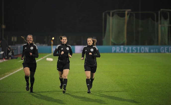 Foto : das Schiri Trio : Selina Menzel und Melissa Joos und Sabrina Sickl Fussball Google Pixel Frauen Bundesliga , 13. Spieltag am Fr. 12.12.2025 Werder Bremen - Bayer 04 Leverkusen