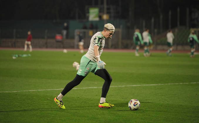 Foto : Torhüterin Vanessa FISCHER (Werder) beim Aufwärmtraining Fussball Google Pixel Frauen Bundesliga , 13. Spieltag am Fr. 12.12.2025 Werder Bremen - Bayer 04 Leverkusen