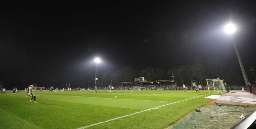 Foto : Blick beim Aufwärmtraining in das Stadion 11 Fussball Google Pixel Frauen Bundesliga , 13. Spieltag am Fr. 12.12.2025 Werder Bremen - Bayer 04 Leverkusen