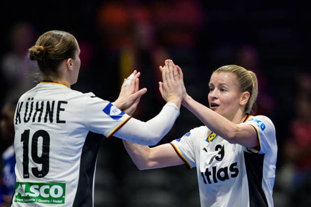 251212 Nieke Kuhne and Antje Döll of Germany celebrate during the IHF Women s World Championship, WM, Weltmeisterschaft semifinal between France and Germany on December 12, 2025 in Rotterdam. Photo: Joel Marklund BILDBYRAN kod JM JM0755 bbeng handball handboll handball vm handball-vm handbolls-vm ihf handball world championship world handball championship 2025 world championship 2025 semifinal semifinals frankrike tyskland france germany dam jubel Copyright: JOELxMARKLUND BB251212JM004