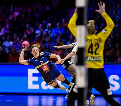 251212 Clarisse Mairot of France shoots the ball during the IHF Women s World Championship, WM, Weltmeisterschaft semifinal between France and Germany on December 12, 2025 in Rotterdam. Photo: Joel Marklund BILDBYRAN kod JM JM0755 bbeng handball handboll handball vm handball-vm handbolls-vm ihf handball world championship world handball championship 2025 world championship 2025 semifinal semifinals frankrike tyskland france germany dam Copyright: JOELxMARKLUND BB251212JM006