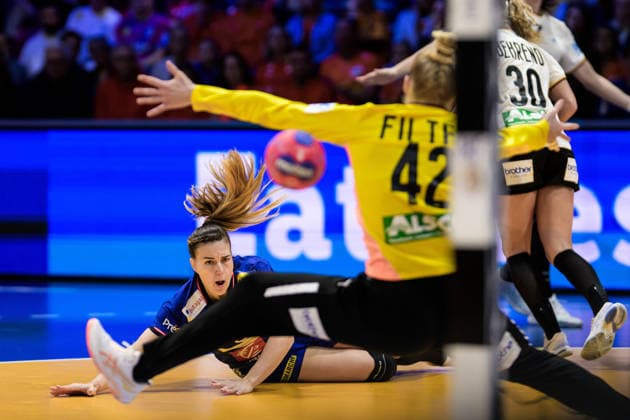 251212 Clarisse Mairot of France scores during the IHF Women s World Championship, WM, Weltmeisterschaft semifinal between France and Germany on December 12, 2025 in Rotterdam. Photo: Joel Marklund BILDBYRAN kod JM JM0755 bbeng handball handboll handball vm handball-vm handbolls-vm ihf handball world championship world handball championship 2025 world championship 2025 semifinal semifinals frankrike tyskland france germany dam Copyright: JOELxMARKLUND BB251212JM007