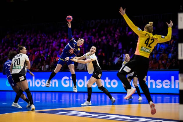 251212 Tamara Horacek of France shoots the ball during the IHF Women s World Championship, WM, Weltmeisterschaft semifinal between France and Germany on December 12, 2025 in Rotterdam. Photo: Joel Marklund BILDBYRAN kod JM JM0755 bbeng handball handboll handball vm handball-vm handbolls-vm ihf handball world championship world handball championship 2025 world championship 2025 semifinal semifinals frankrike tyskland france germany dam Copyright: JOELxMARKLUND BB251212JM009