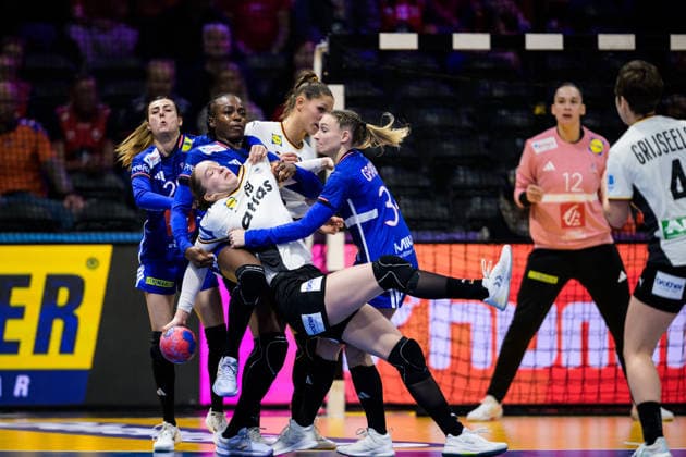 251212 Nieke Kuhne of Germany in action against Lucie Granier, Onacia Ondono and Lena Grandveau of France during the IHF Women s World Championship, WM, Weltmeisterschaft semifinal between France and Germany on December 12, 2025 in Rotterdam. Photo: Joel Marklund BILDBYRAN kod JM JM0755 bbeng handball handboll handball vm handball-vm handbolls-vm ihf handball world championship world handball championship 2025 world championship 2025 semifinal semifinals frankrike tyskland france germany dam Copyright: JOELxMARKLUND BB251212JM012
