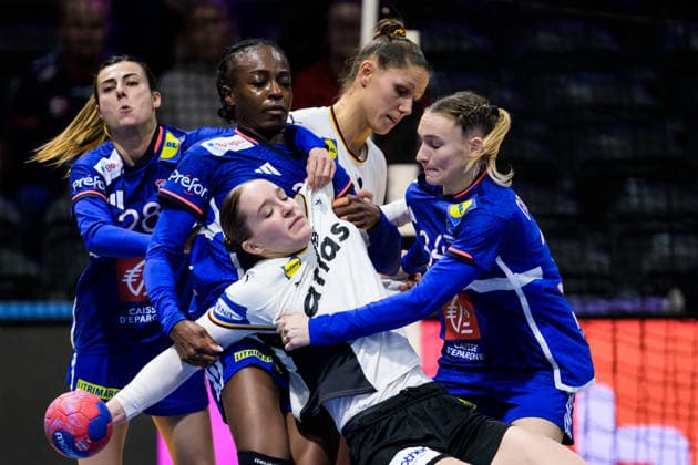 251212 Nieke Kuhne of Germany in action against Lucie Granier, Onacia Ondono and Lena Grandveau of France during the IHF Women s World Championship, WM, Weltmeisterschaft semifinal between France and Germany on December 12, 2025 in Rotterdam. Photo: Joel Marklund BILDBYRAN kod JM JM0755 bbeng handball handboll handball vm handball-vm handbolls-vm ihf handball world championship world handball championship 2025 world championship 2025 semifinal semifinals frankrike tyskland france germany dam *** 251212 Nieke Kuhne of Germany in action against Lucie Granier, Onacia Ondono and Lena Grandveau of France during the IHF Women s World Championship semifinal between France and Germany on December 12, 2025 in Rotterdam Photo Joel Marklund BILDBYRAN kod JM JM0755 bbeng handball handboll handball vm handball vm handbolls vm ihf handball world championship world handball championship 2025 world championship 2025 semifinal semifinals frankrike tyskland france germany dam  Copyright: JOELxMARKLUND BB251212JM013