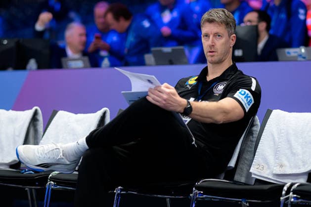 Handball, Frauen WM, Halbfinale: Frankreich - Deutschland Trainer Markus Gaugisch (Deutschland) Rotterdam Ahoy Niederlande