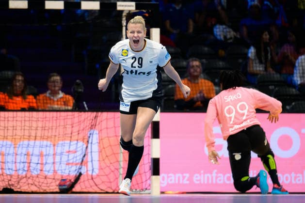Handball, Frauen WM, Halbfinale: Frankreich - Deutschland Antje Döll Doell (Deutschland) Jubel Freude Emotion Torjubel Torschuetze Torschütze Rotterdam Ahoy Niederlande
