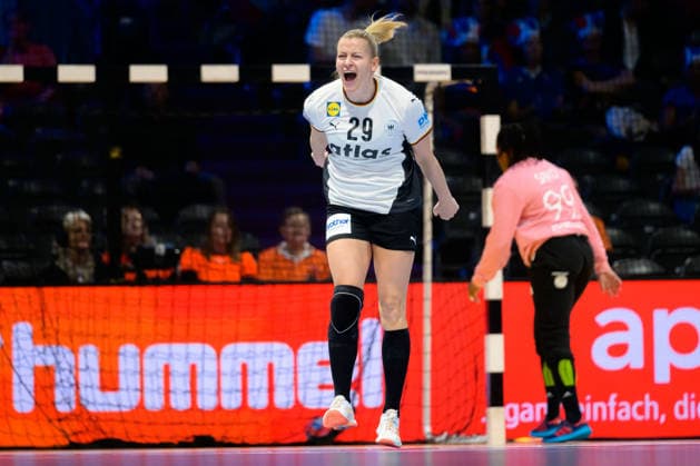 Handball, Frauen WM, Halbfinale: Frankreich - Deutschland Antje Döll Doell (Deutschland) Jubel Freude Emotion Torjubel Torschuetze Torschütze Rotterdam Ahoy Niederlande