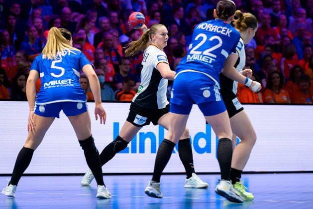 Handball, Frauen WM, Halbfinale: Frankreich - Deutschland v.li. Clarisse Mairot (Frankreich), Viola Leuchter (Deutschland), Tamara Horacek (Frankreich) Rotterdam Ahoy Niederlande