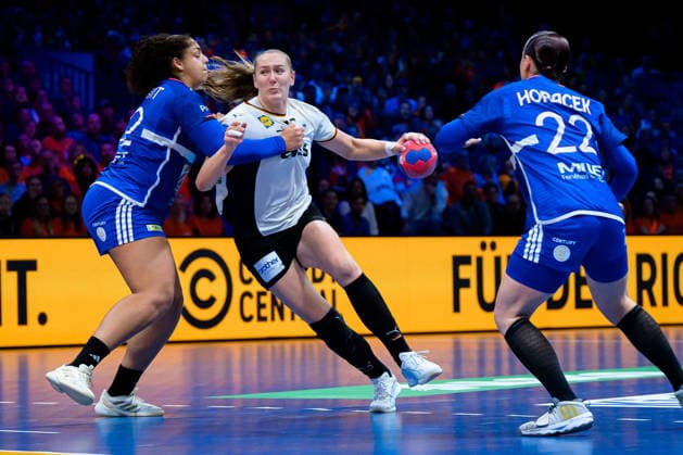 Handball, Frauen WM, Halbfinale: Frankreich - Deutschland v. li. im Zweikampf Sarah Bouktit (Frankreich), Viola Leuchter (Deutschland), Tamara Horacek (Frankreich) Rotterdam Ahoy Niederlande