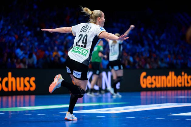 Handball, Frauen WM, Halbfinale: Frankreich - Deutschland Antje Döll Doell (Deutschland) Jubel Freude Emotion Torjubel Torschuetze Torschütze Rotterdam Ahoy Niederlande