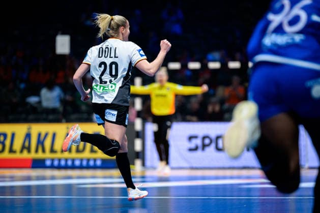 Handball, Frauen WM, Halbfinale: Frankreich - Deutschland Antje Döll Doell (Deutschland) Jubel Freude Emotion Torjubel Torschuetze Torschütze Rotterdam Ahoy Niederlande